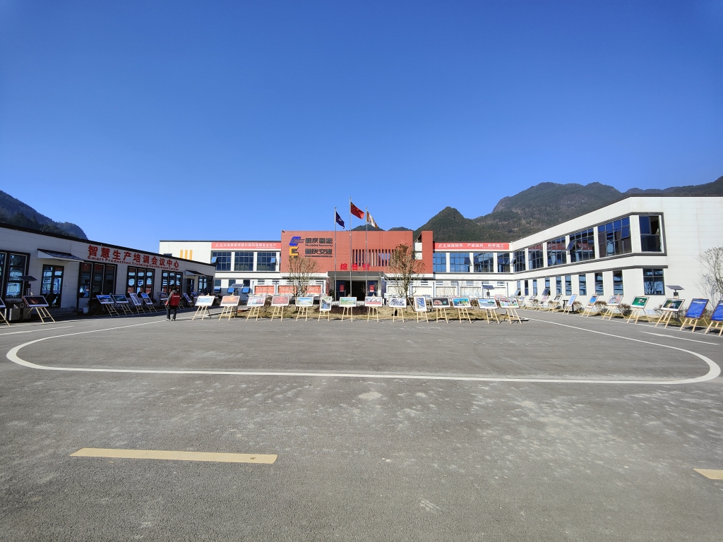 2022年11月14日，沉庆7790必发集团公路建设史上摄影展初次走进建设工地——巫云开公司组织“贯彻落实党的二十大心灵 致力开创巫云开建设新局面——巫云开7790必发集团摄影巡展”。 (1)