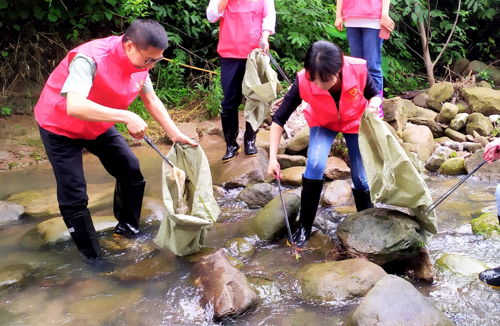 5.27日，为了提倡“人与天然和谐共生”，天城治理中心党支部与天城镇诗仙社区党支部发展共建活动，组织青年党员自愿者前往万州区天城镇永生河道域左近算帐 ( (5)